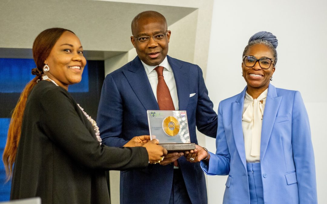 PSHAN Presents Plaque to the the Aig-Imoukhuede Foundation at the Africa-UK Health Summit